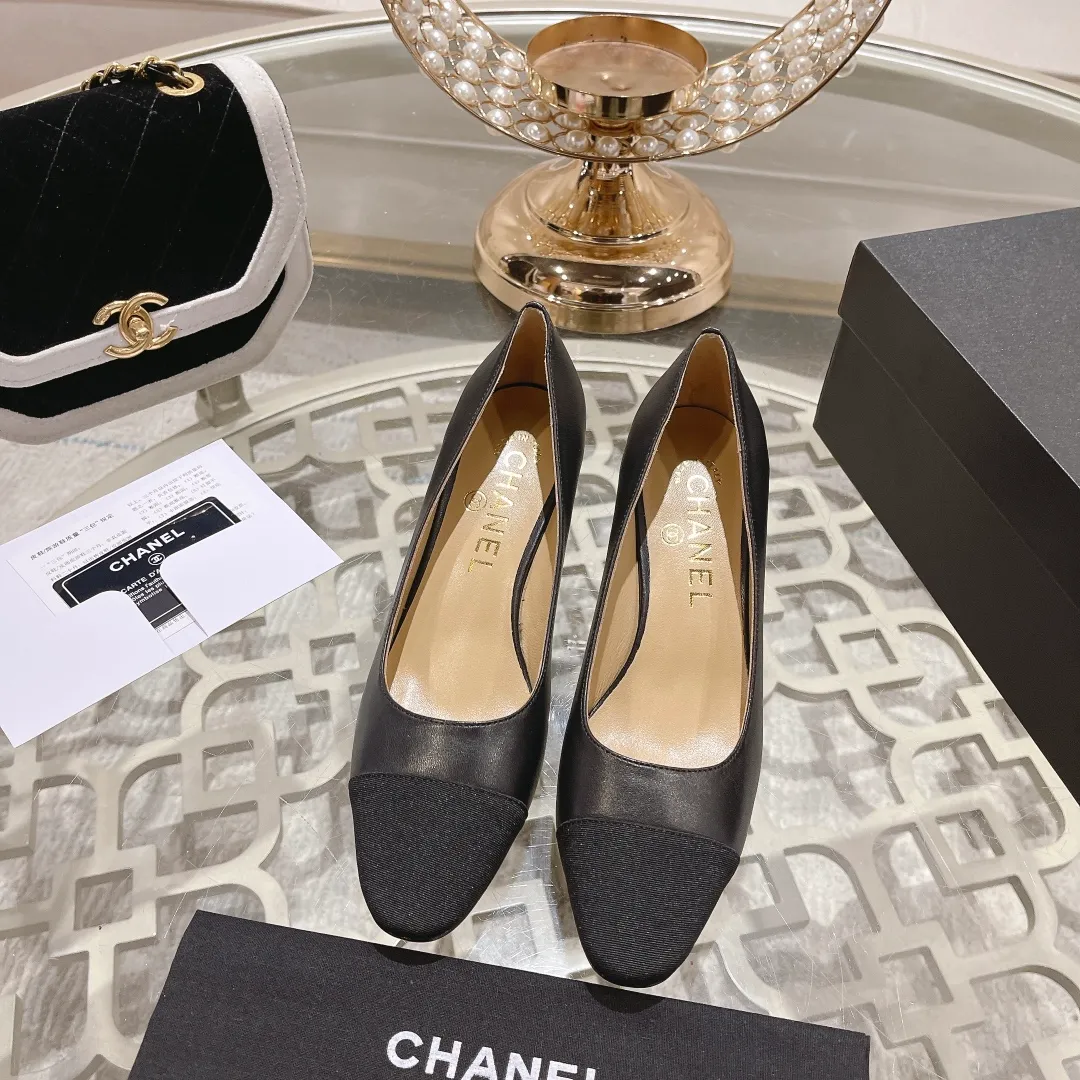 👟👟Ex-factory price 440👟👟 Chanel - Spring and summer classic color-blocked thick heel single shoes ⚠ Fashionable catwalk style ❤ Mixed splicing colors, empty toe style on the inside, 2.5cm thick heel with small logo embellishment, a fashionable interpretation! How to match the series to look good! Original customized wood-colored genuine leather outsole, imported sheepskin surface, goatskin lining for feet... 34-40 regular size (41.42.43 custom-made, non-returnable) 🎁Latest full set of packaging at the counter